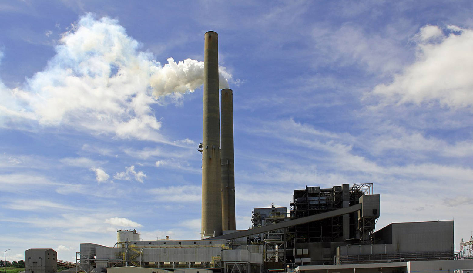 The A.B. Brown Generating Station is a coal-fired power station owned and operated by Vectren near Mount Vernon, Indiana. (PBurzynski/Wikimedia Commons)