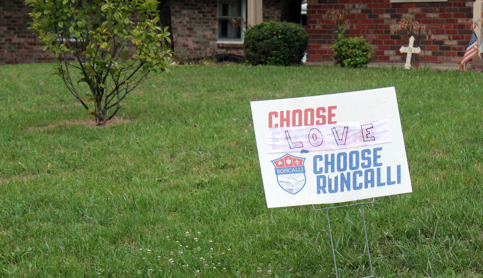 People have shown their support for Shelly Fitzgerald by alterging signs made by the school. (Lauren Chapman/IPB News)