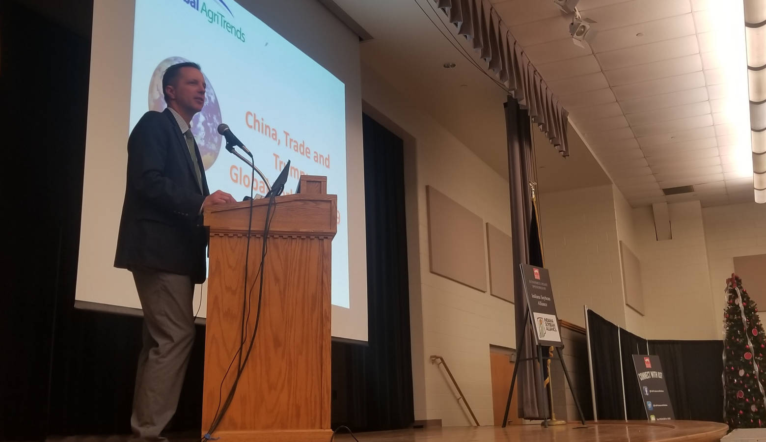 Global AgriTrends President and CEO Brett Stuart gives the economic update at the Midwest Pork Conference Tuesday. (Samantha Horton/IPB News)