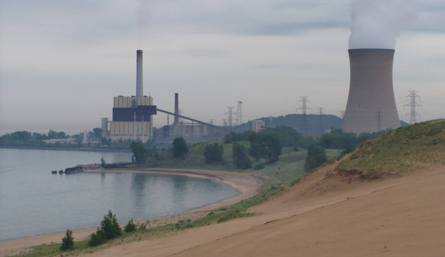 NIPSCO plans to shutter its Michigan City coal plant, seen here, as well as its Schahfer plant. (Chris Light/Wikimedia Commons)