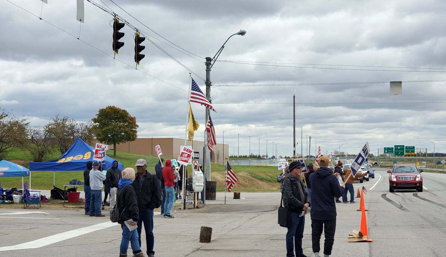 UAW members picket outside the GM Fort Wayne Assembly plant Thursday as they wait for word from the UAW National GM Council meeting in Detroit. (Samantha Horton/IPB News)