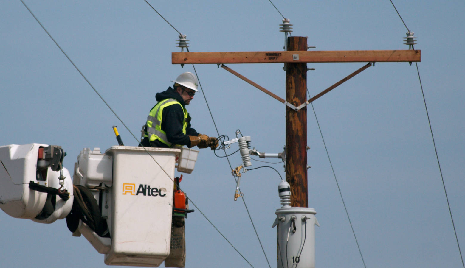 An electrician working on a power line. (Dori/Wikimedia Commons)