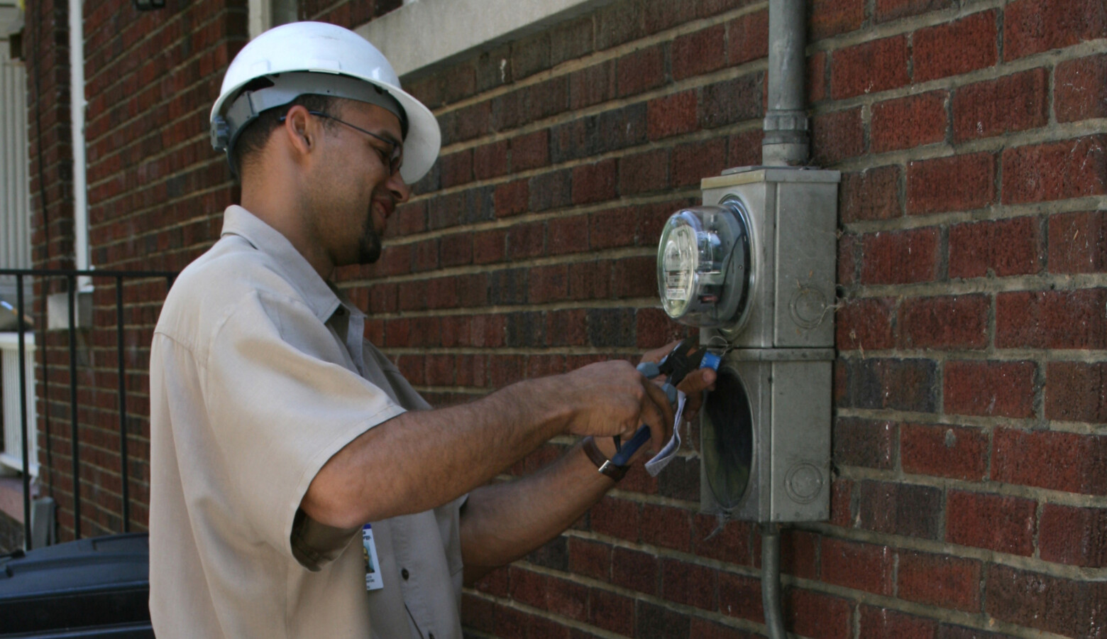 A Duke Energy technician disconnecting electricity at a residence due to nonpayment in North Carolina, 2008 (Ildar Sagdejev/Wikimedia Commons)