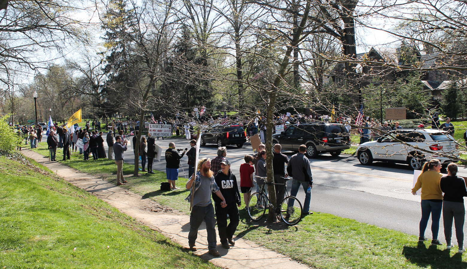 Protesters lined the street in front of the governor’s mansion waving American flags and holding signs as supporters honked in passing. (Lauren Chapman/IPB News)