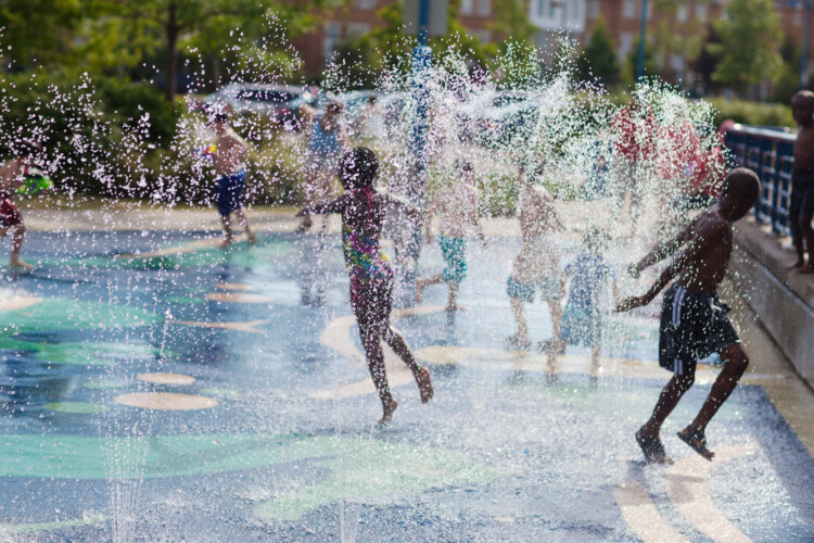 A splash pad in Mississauga, Canada, 2011 (WomEOS/Wikimedia Commons)