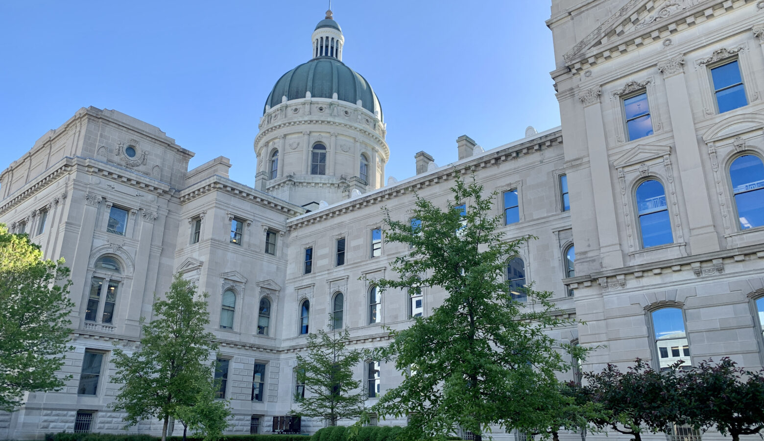 The southeastern exterior of the Indiana Statehouse.