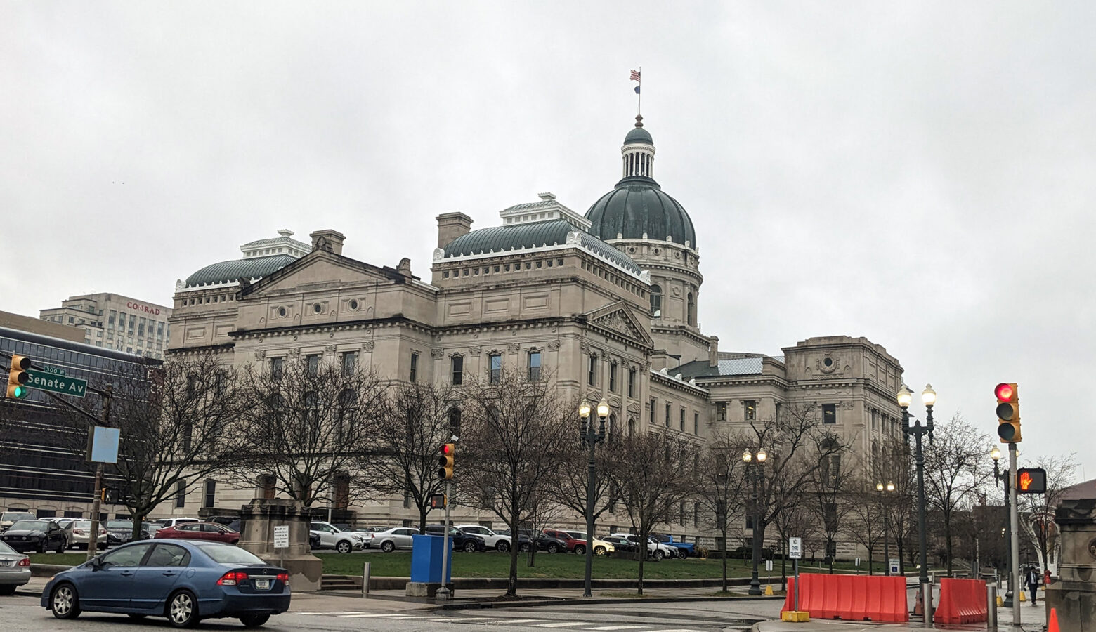 The southeastern exterior of the Indiana Statehouse.