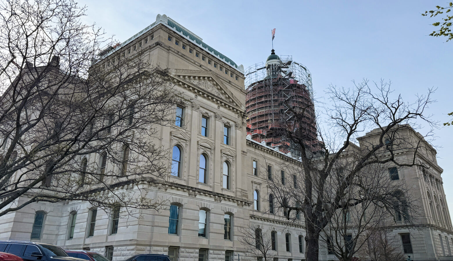 The northwestern exterior of the Indiana Statehouse.