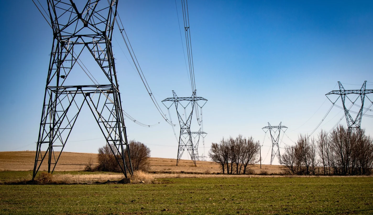 A picture of electric cable lines