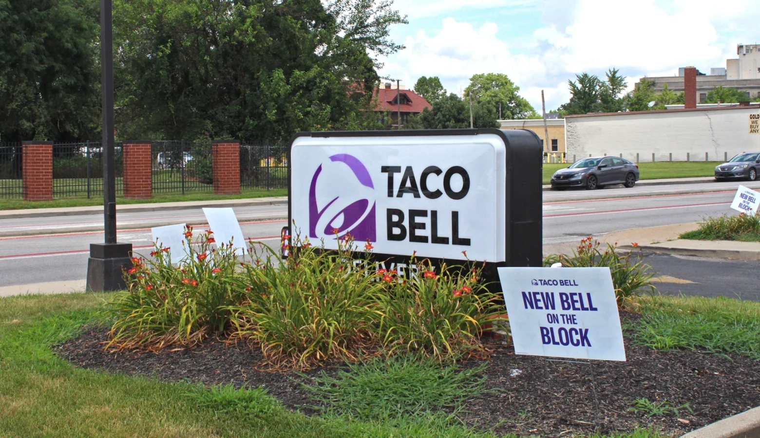 A sign for a Taco Bell fast food restaraunt