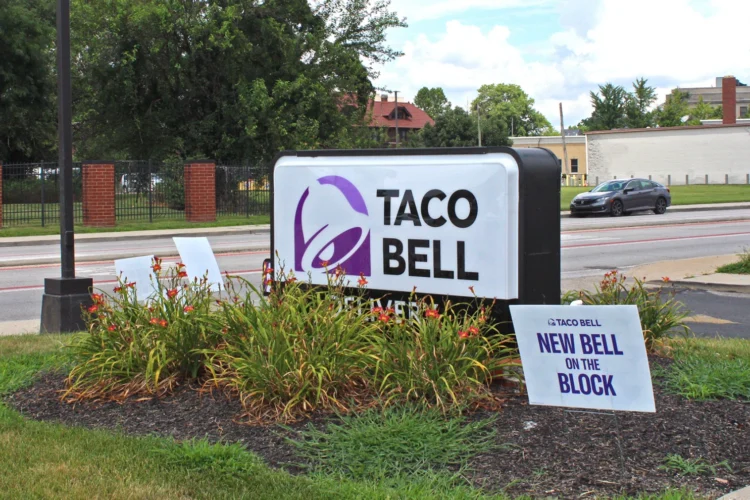 A sign for a Taco Bell fast food restaraunt